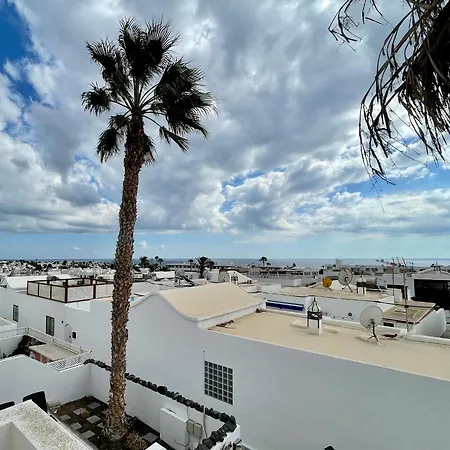 Apartman Cozy And Sunny Over The Rooftops