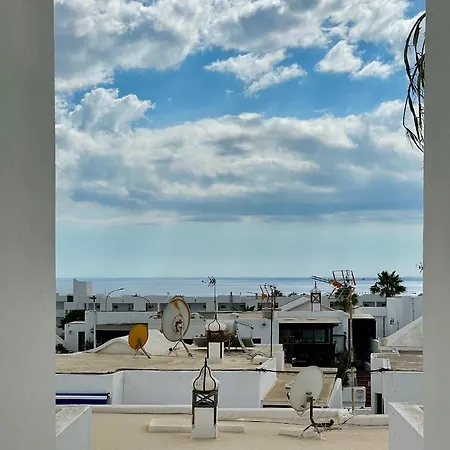 Cozy And Sunny Over The Rooftops Appartamento *