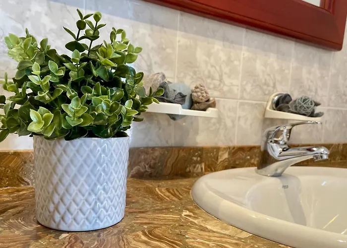 Cozy And Sunny Over The Rooftops Apartamento *