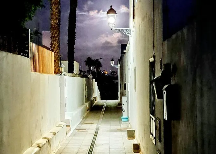 Cozy And Sunny Over The Rooftops Apartamento *